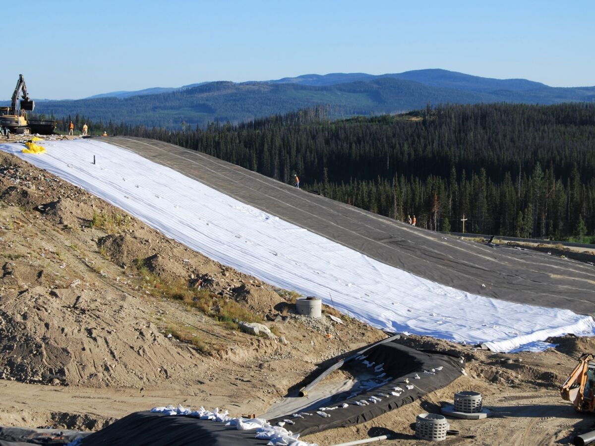 Mine waste deposit final closure